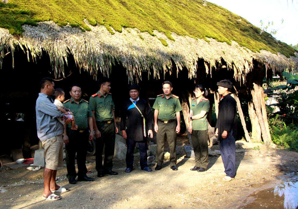 Cán bộ, công an tuyên truyền, vận động đồng bào thôn Khuổi My, xã Phương Độ (Hà Giang) tham gia phong trào Toàn dân bảo vệ an ninh Tổ quốc.