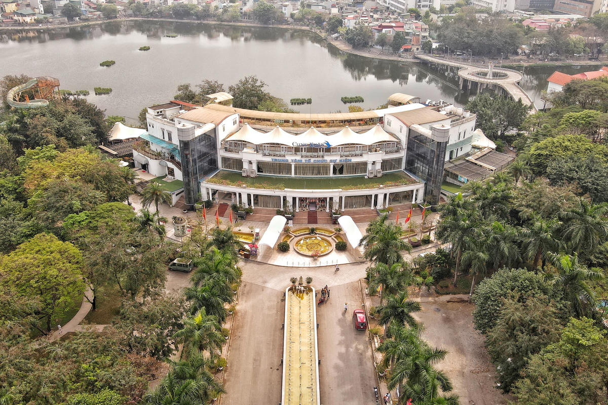 Tuy nhiên, nhiều năm qua, khu vui chơi này lại rơi vào cảnh hoang tàn, nhiều diện tích bị “xẻ thịt” thành những công trình phục vụ mục đích kinh doanh.