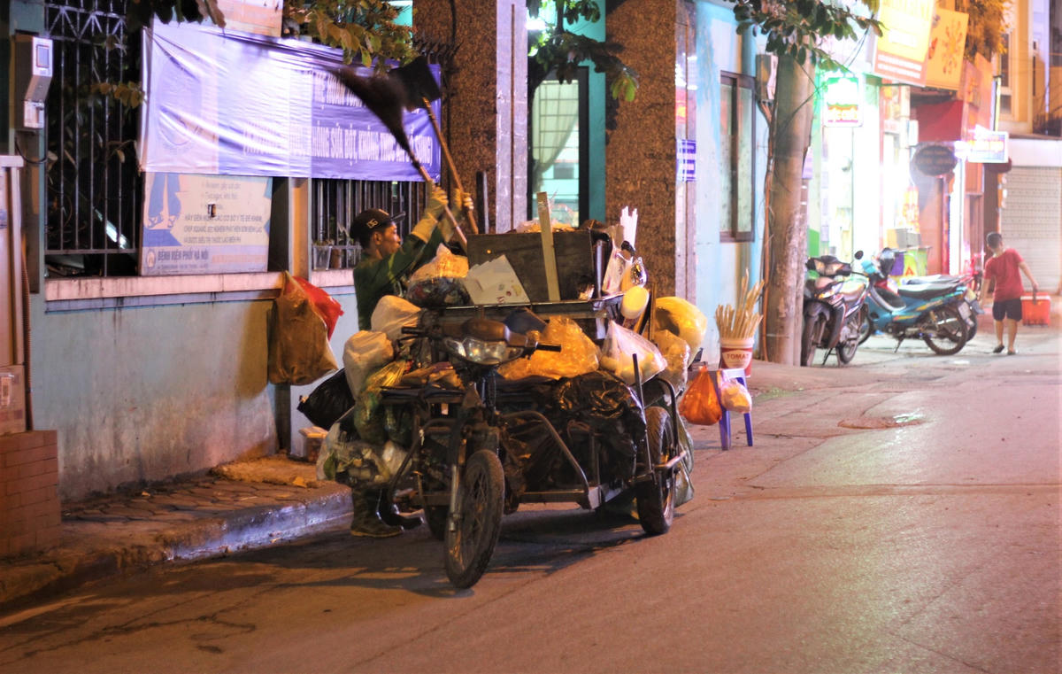 Người dân phường Dịch Vọng (quận Cầu Giấy) luôn thấy hình ảnh anh Sinh (45 tuổi) cần mẫn với công việc từ sáng đến tối muộn. Anh Sinh chia sẻ: "Công việc này vất vả lắm, làm quần quật từ sáng đến tối nhưng vì kế sinh nhai nên anh phải cố gắng thôi. Làm đến lúc nhà nhà đều tắt đèn đi ngủ thì lúc đấy công việc cũng dần xong".