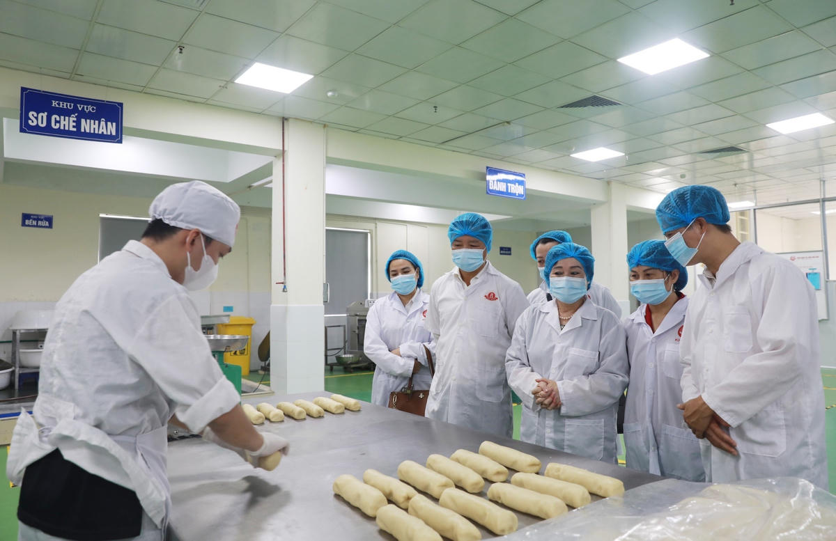 Ban chỉ đạo Cuộc vận động “Người Việt Nam ưu tiên dùng hàng Việt Nam” TP Hà Nội kiểm tra tại Công ty bánh kẹo Bảo Minh.