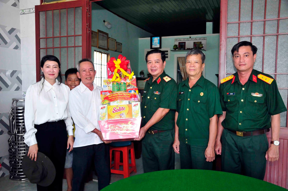 Thiếu tướng Phan Văn Xựng (giữa), Chính ủy Bộ Tư lệnh TP HCM thăm, tặng quà gia đình chính sách tại huyện Cần Giờ, TP HCM nhân dịp Tết nguyên đán Quý Mão 2023 (Ảnh: X.K).