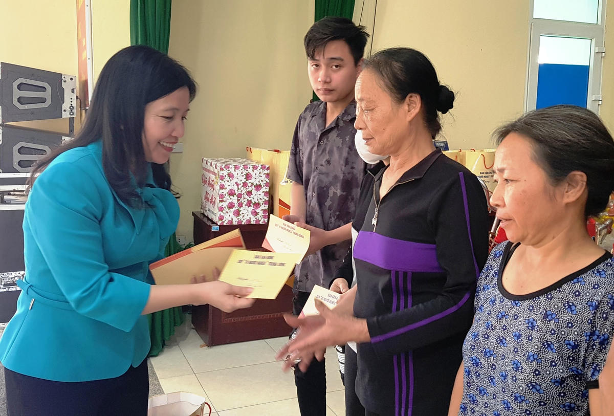 Chủ tịch Ủy ban MTTQ Việt Nam tỉnh, Trưởng ban Dân vận tỉnh Thanh Hóa Phạm Thị Thanh Thủy đã trao 50 suất quà gồm tiền mặt và nhu yếu phẩm cần thiết cho các hộ nghèo tại xã Xuân Bái.