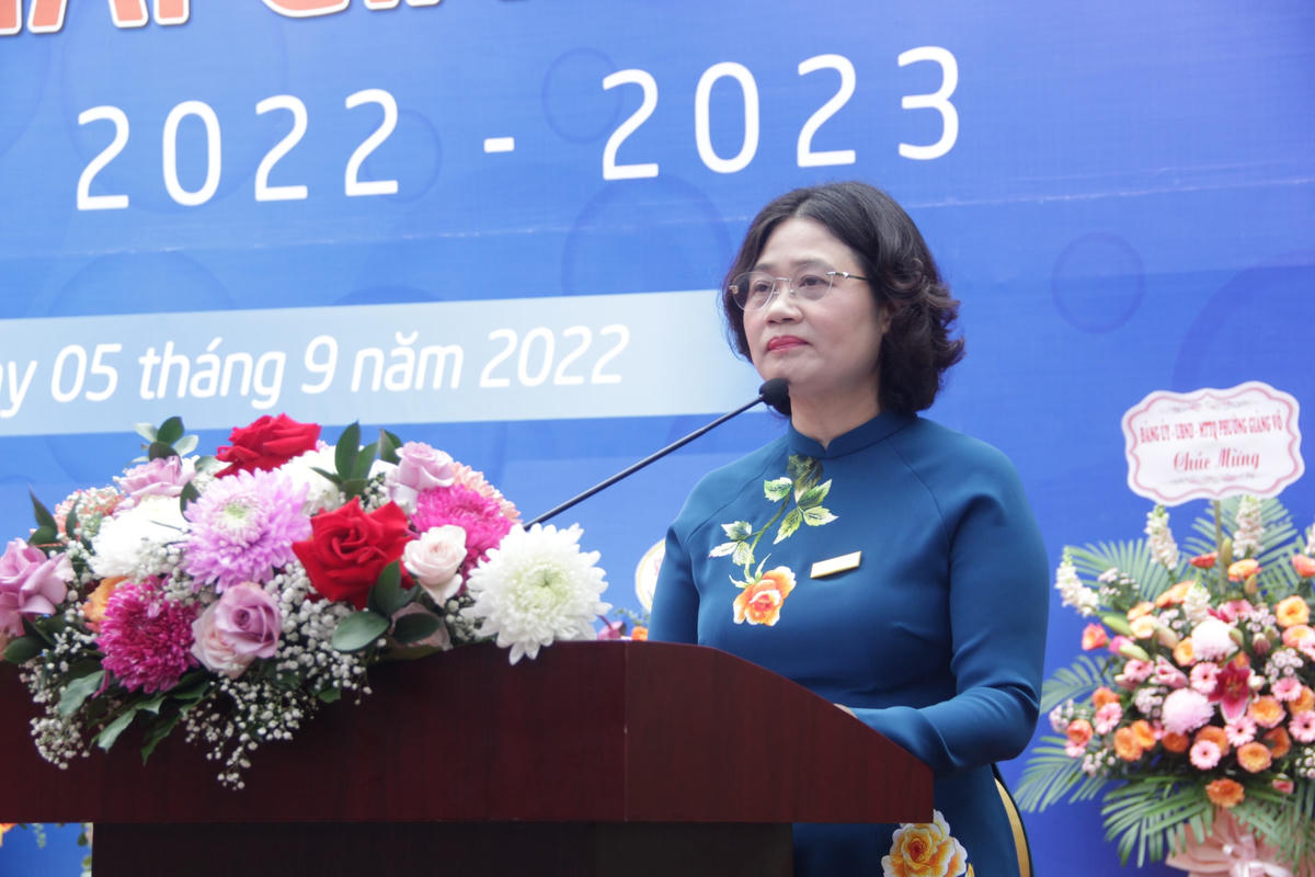 Bà Tô Thị Hải Yến, Hiệu trưởng Trường THCS Giảng Võ phát biểu tại lễ khai giảng.