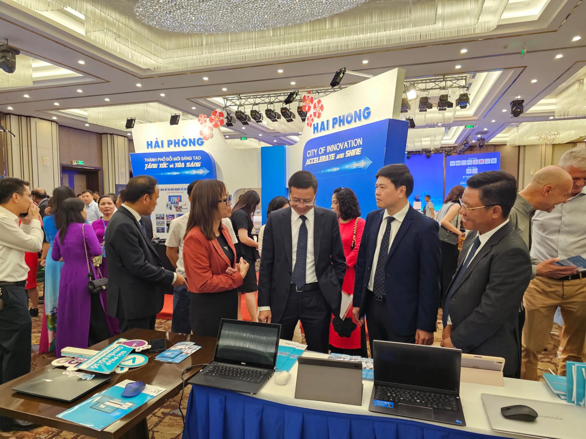 Ông Lê Xuân Định, Thứ trưởng Bộ Khoa học và Công nghệ, Ông Hoàng Minh Cường, Phó chủ tịch UBND TP. Hải Phòng; Ông Trần Quang Tuấn - Giám đốc Sở Khoa học Công nghệ Hải Phòng trao đổi tại gian hàng Viindoo.