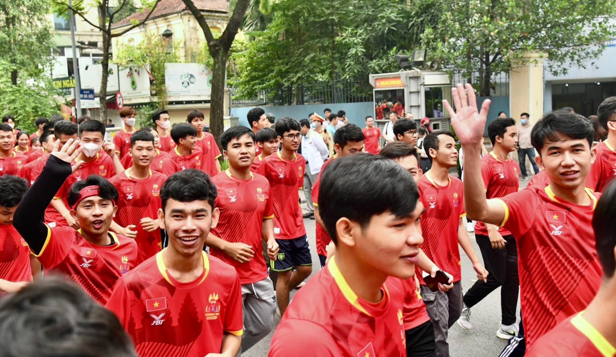 Các vận động viên Việt Nam hào hứng tham dự Lễ rước đuốc. Ảnh: Bộ VHTTDL.