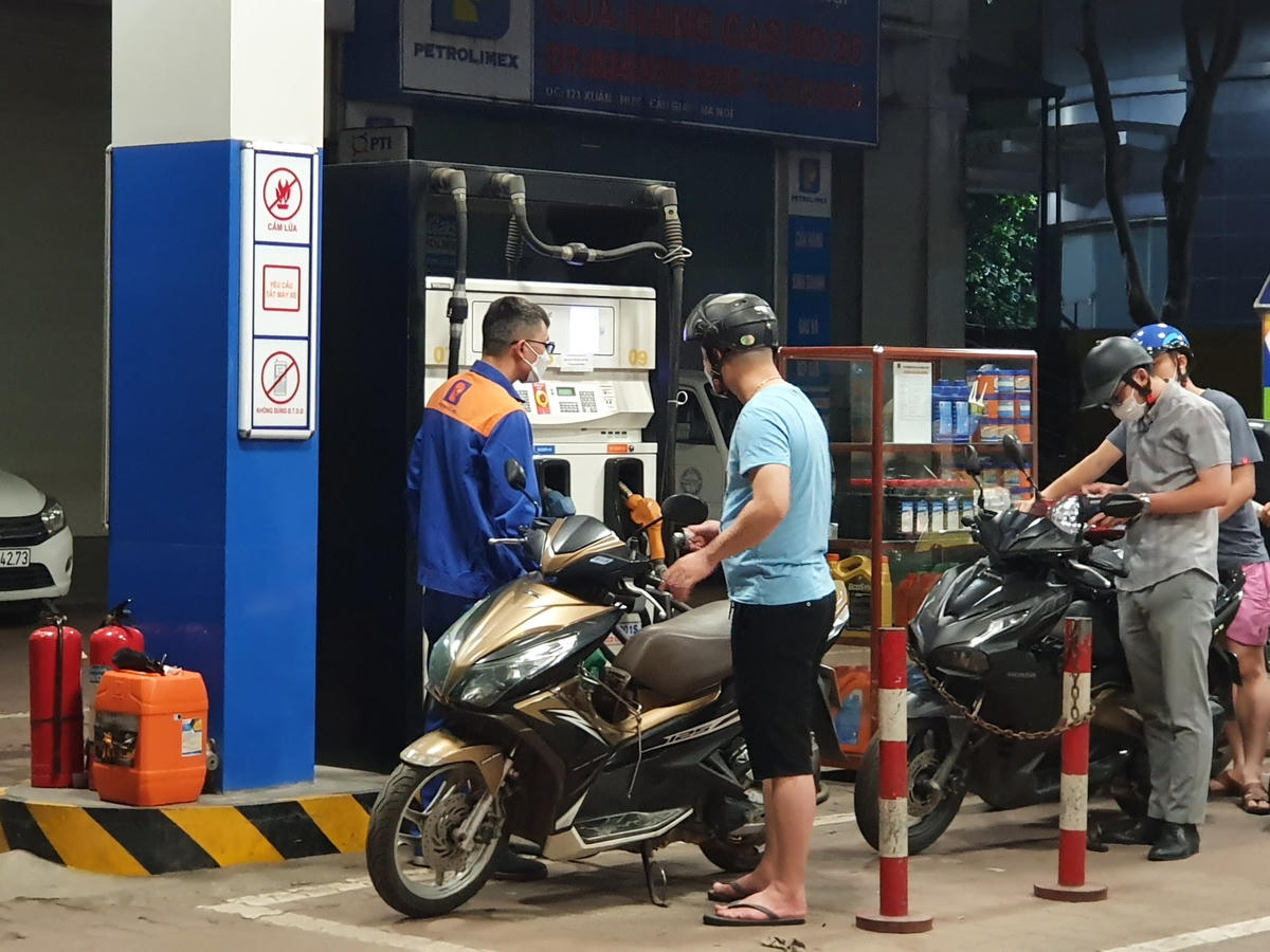 Anh Trần Anh Khoa (Cầu Giấy) cho biết: "Việc xăng tăng gía ảnh hưởng rất nhiều đến chi phí đi lại do quãng đường đi làm của tôi khá xa. Giờ mà lên hơn 31.000 đồng/lít thì mỗi tháng tiền đổ xăng cũng phải tăng lên vài trăm ngàn". 