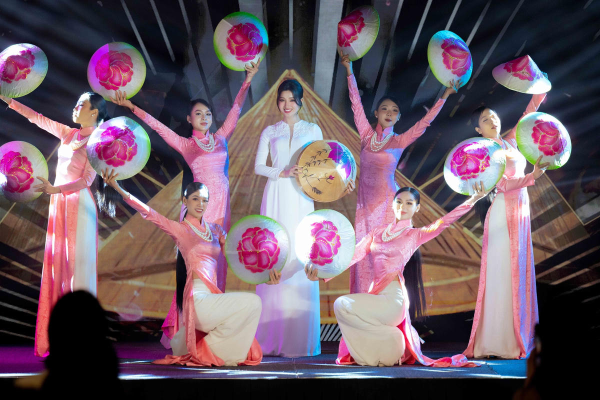 Phương Nhi mặc áo dài, múa nón lá. 