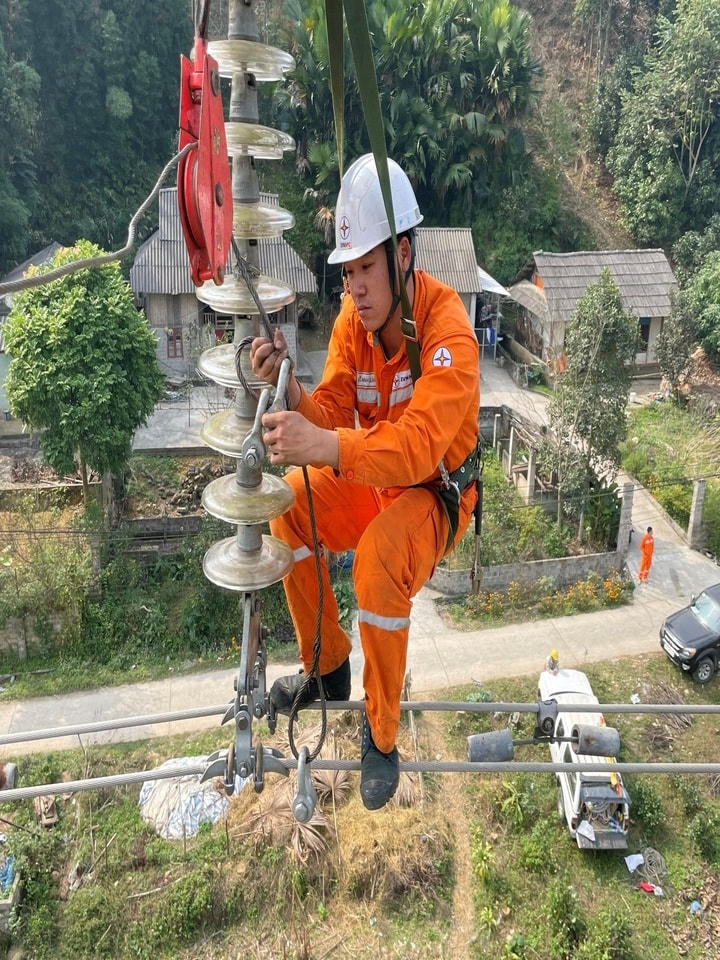 Công nhân quản lý vận hành đường dây 110kV khắc phục khiếm khuyết trên đường dây (PC Yên Bái).