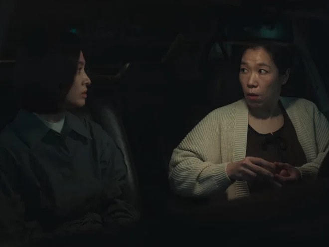 Cùng bị bạo hành nặng nề cả thể xác lẫn tinh thần giống Dong Eun (Song Hye Kyo đóng) nhưng Hyun Nam lại mang đến cho khán giả một màu sắc hoàn toàn khác biệt. Ảnh: Netflix.