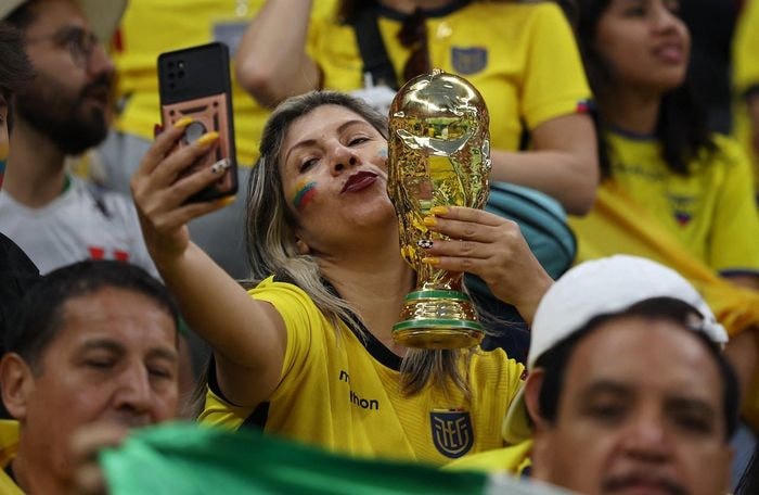 Cổ động viên cuồng nhiệt trên khán đài sân Al Bayt. Nguồn: Reuters.
