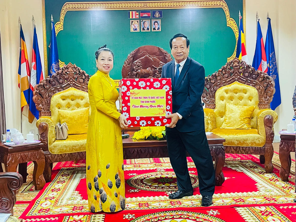 Bà Lê Thị Xuân Trang - Chủ tịch Uỷ ban MTTQ Việt Nam tỉnh Bình Phước tặng quà chúc mừng Tết cổ truyền Chôl Chnăm Thmây đến lãnh đạo Mặt trận Đoàn kết Phát triển Tổ quốc Campuchia tỉnh Mondulkiri. 