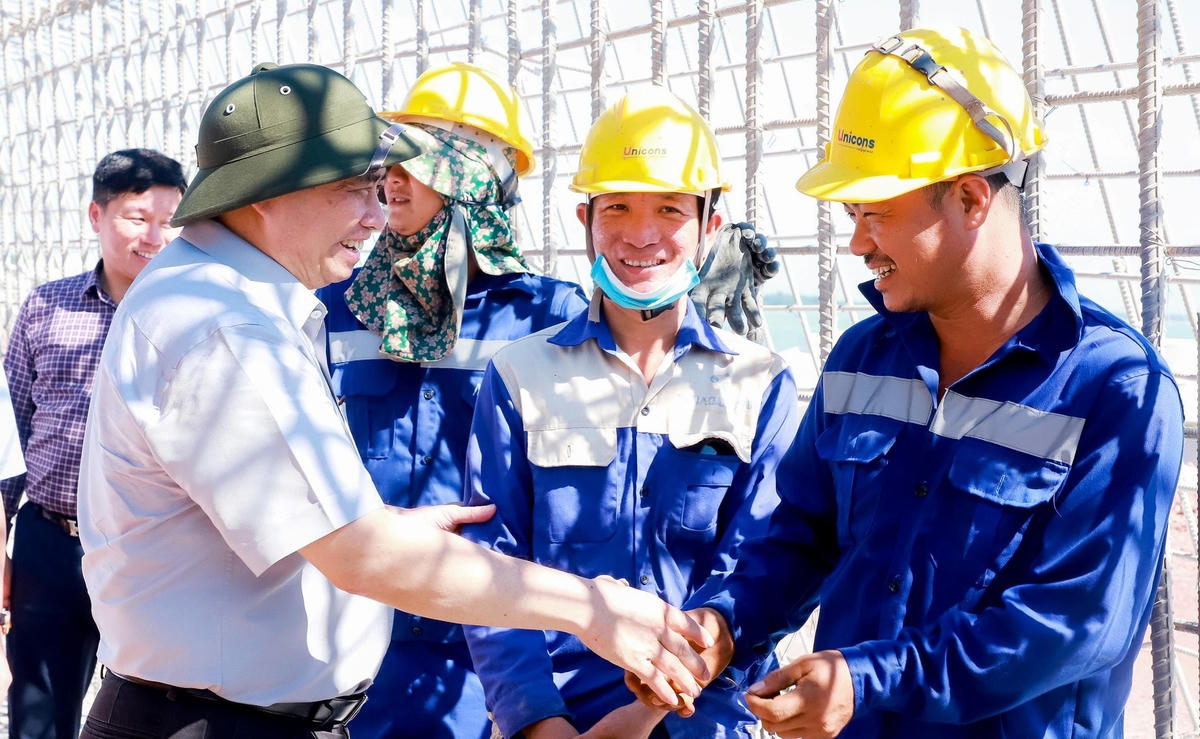 Thăm, tặng quà cán bộ, công nhân đang thi công tuyến đường ven biển đoạn qua huyện Nghi Lộc (Nghệ An).
