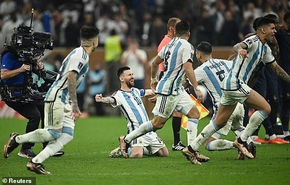 Messi và các đồng đội Argentina ăn mừng đầy cảm xúc sau khi vượt qua Pháp trong loạt sút luân lưu để giành chức vô địch World Cup lần thứ 3 trong lịch sử cho đất nước (Ảnh: Reuters).