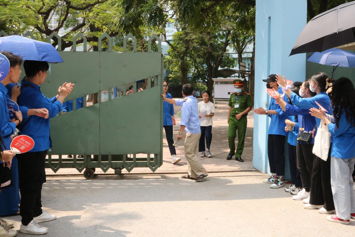 Sáng 10/6, thí sinh ở Hà Nội đã bước vào kỳ thi lớp 10 với việc làm bài thi Ngữ văn. Thí sinh kết thúc thời gian làm bài môn Ngữ văn lúc 10h.  