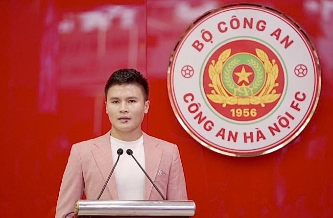 Quang Hải trong lễ ra mắt CLB CAHN