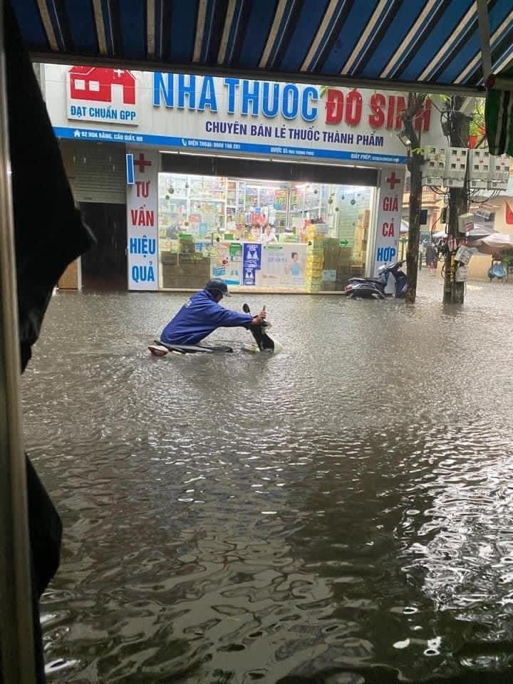 Đường Hoa Bằng (quận Cầu Giấy), nước ngập đến ngang bụng người, các phương tiện không thể di chuyển.