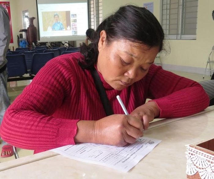 Chị Dung làm thủ tục hiến máu tại Trung tâm Huyết học - Truyền máu Nghệ An.  