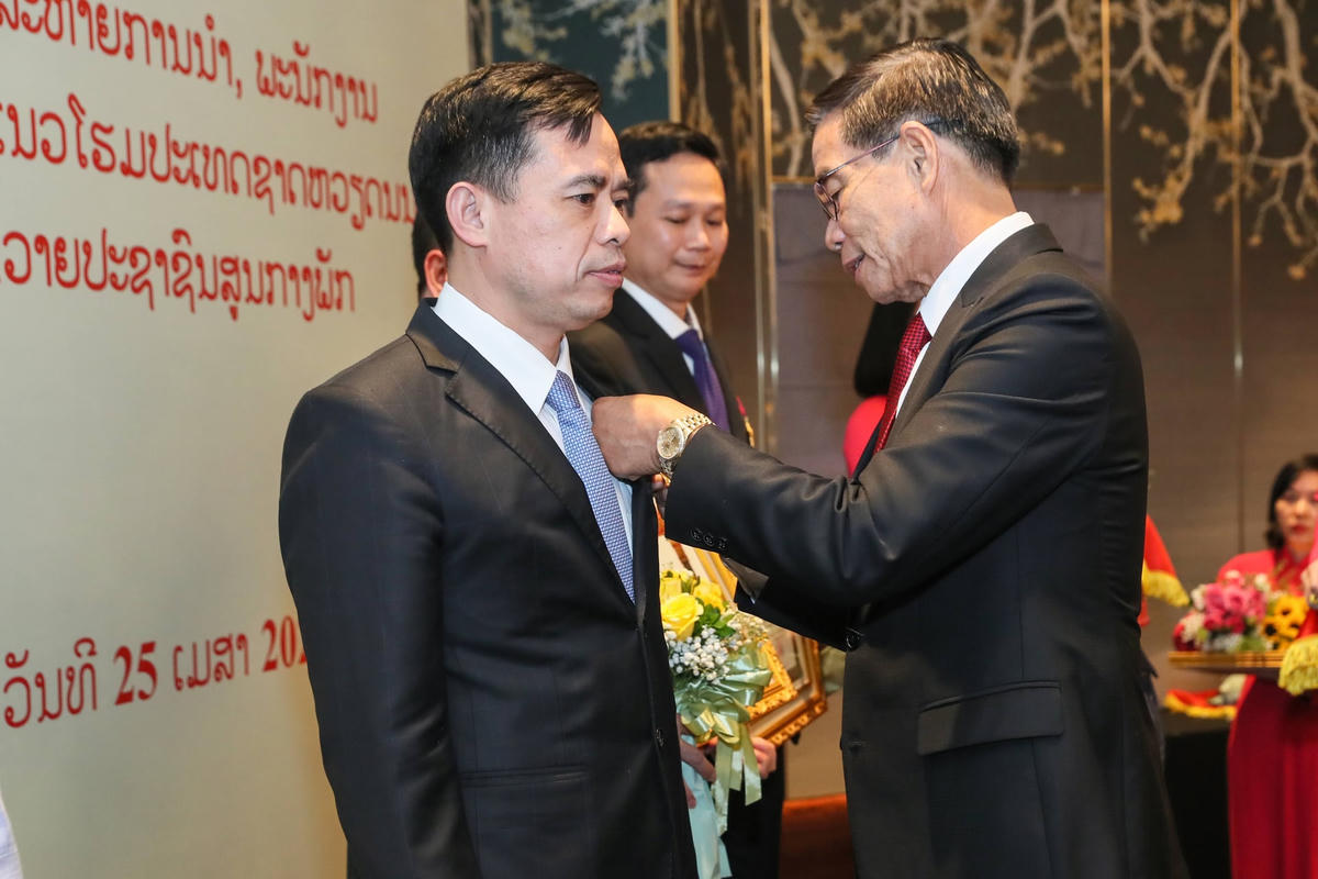 Chủ tịch Uỷ ban Trung ương Mặt trận Lào xây dựng đất nước Sinlavong Khoutphaythoune trao tặng Huân chương Lao động hạng I, II cho các cá nhân.