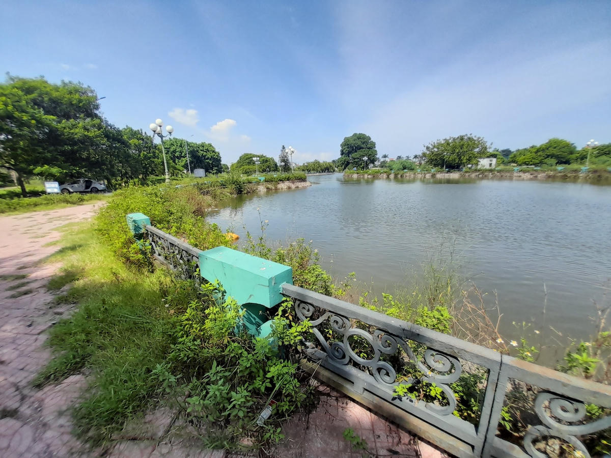 Đến khu vực ven hồ.