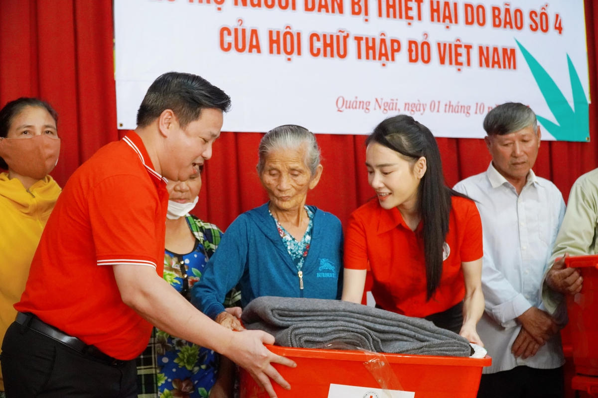 Đoàn công tác của Trung ương Hội Chữ thập đỏ Việt Nam phối hợp với các tổ chức, cá nhân thăm hỏi, động viên và tặng quà cho người dân bị ảnh hưởng bởi bão Noru tại địa bàn xã Bình Thuận, huyện Bình Sơn, Quảng Ngãi. Ảnh tư liệu.