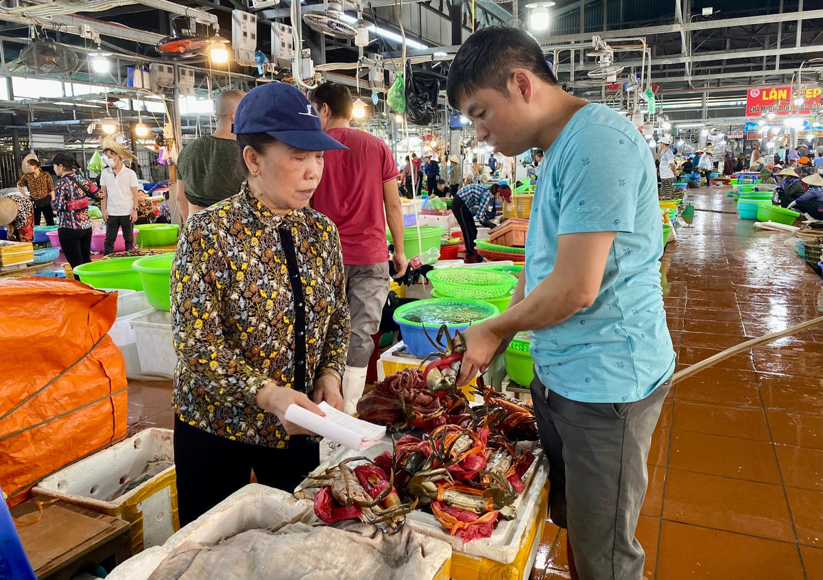 Quảng Ninh: Khách du lịch rủ nhau mua hải sản, tiểu thương 'đóng thùng xốp' mỏi tay