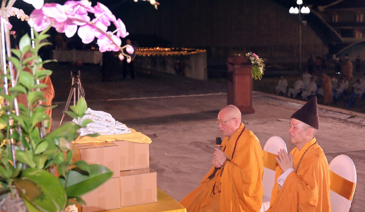 Hàng trăm tăng, ni sinh tham gia đại lễ Vu lan báo hiếu