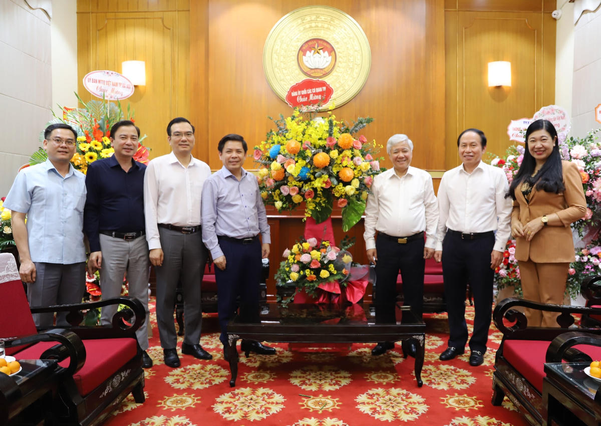 Đảng ủy Khối các cơ quan Trung ương và Ủy ban MTTQ thành phố Hà Nội tặng hoa chúc mừng UBTƯ MTTQ Việt Nam nhân kỷ niệm 92 năm Ngày Truyền thống MTTQ Việt Nam.