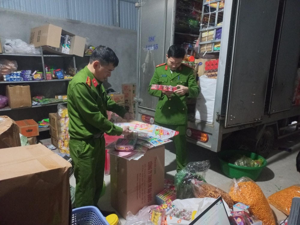 Lực lượng chức năng lập biên bản và xác minh làm rõ để xử lý theo quy định của pháp luật.