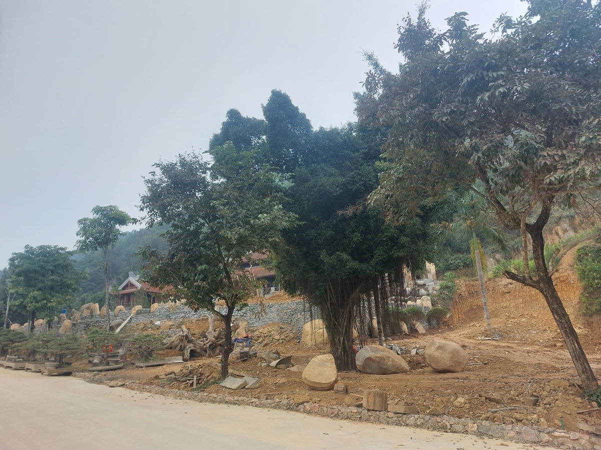 Nhiều công trình có dấu hiệu vượt diện tích đất ở, lấn đất rừng sản xuất như tại khu Thung Mây (thuộc thôn 7, xã Tiến Xuân). Cụ thể, ven đường Bãi Dài thuộc xã Tiến Xuân hầu hết là đất rừng sản xuất, mỗi thừa đất chỉ có từ 100 - 300m2 đất ở. Tuy nhiên, nhiều hộ dân đã bạt rừng, hạ cốt để thi công công trình có diện tích mặt bằng lên tới vài trăm, thậm chí cả nghìn mét vuông.