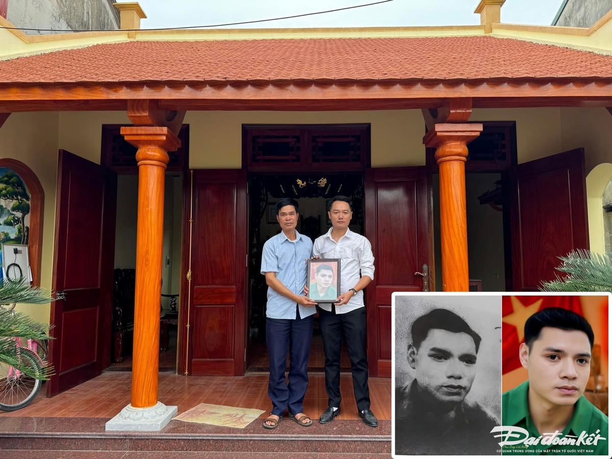 Anh Linh trao di ảnh của liệt sỹ Mai Xuân Điểm cho thân nhân gia đình ở xã Biện Thượng. Ảnh: Đình Mị