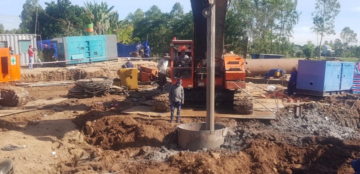 Công tác cứu hộ gặp khó khăn do nền đất chặt. (Ảnh: Cổng TTĐT tỉnh Đồng Tháp).