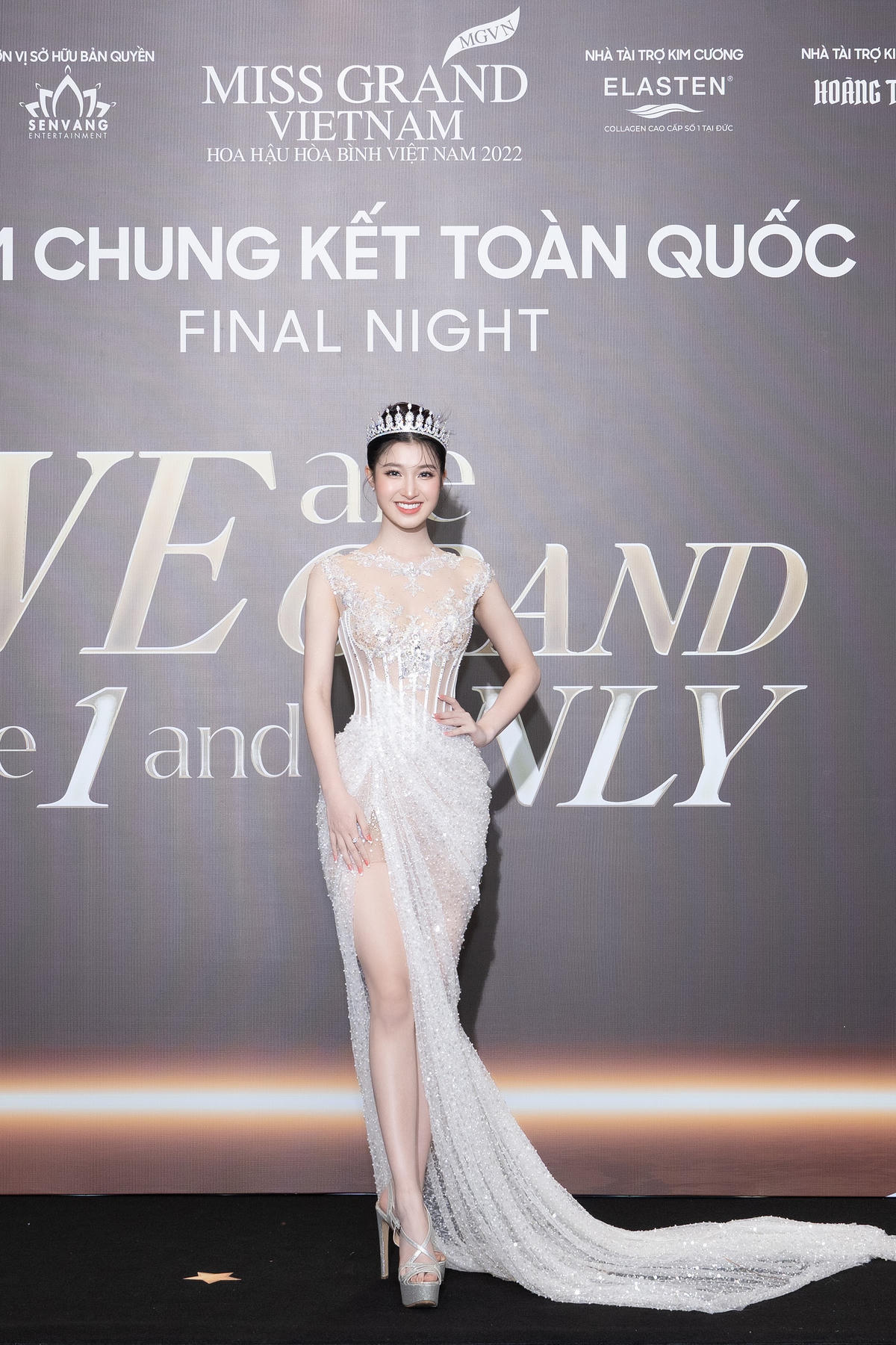 Cũng diện váy trắng có thiết kể cắt xẻ, Phương Nhi chiếm trọn spotlight trên thảm đỏ chung kết Miss Grand Vietnam 2022. 