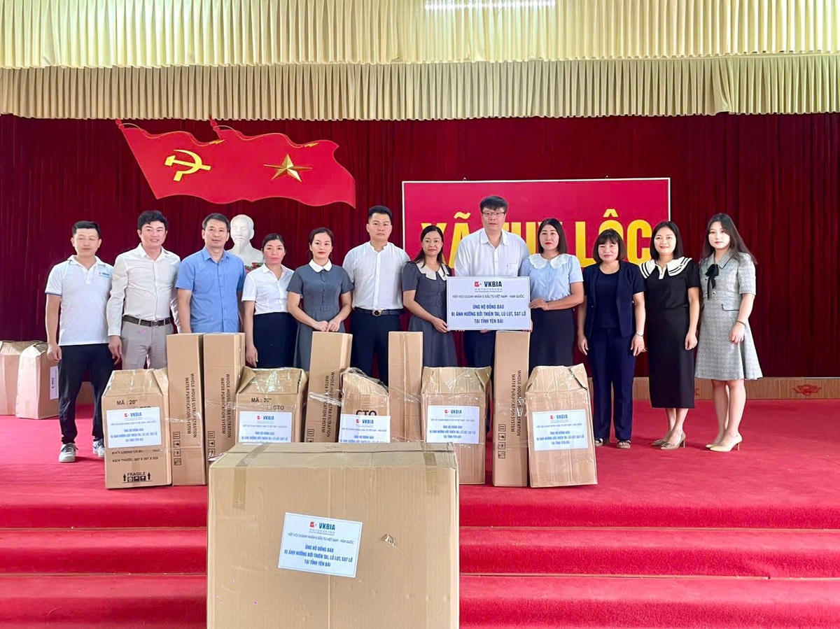 Nhiều phần quà được trao cho người dân xã Tuy Lộc, TP.Yên Bái