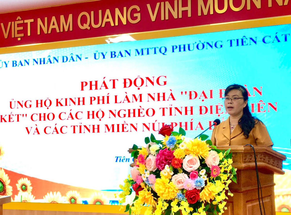 Bà Lê Thị Thiện trong đợt phát động xây nhà Đại đoàn kết cho hộ nghèo tỉnh Điện Biên.
