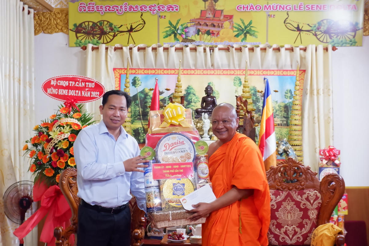 Bí thư Thành uỷ Cần Thơ Lê Quang Mạnh thăm hỏi và tặng quà Thượng toạ Lý Hùng nhân dịp lễ Sene Dolta.