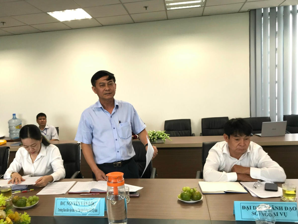 Ông Nguyễn Văn Lộc chia sẻ về công tác kiều bào tại buổi làm viêc.