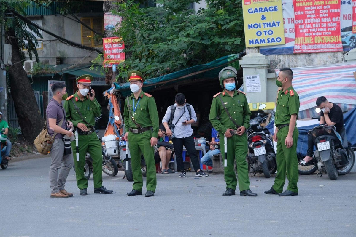 Nhiều công an và phóng viên có mặt tại khu vực nhà ông Chu Ngọc Anh.