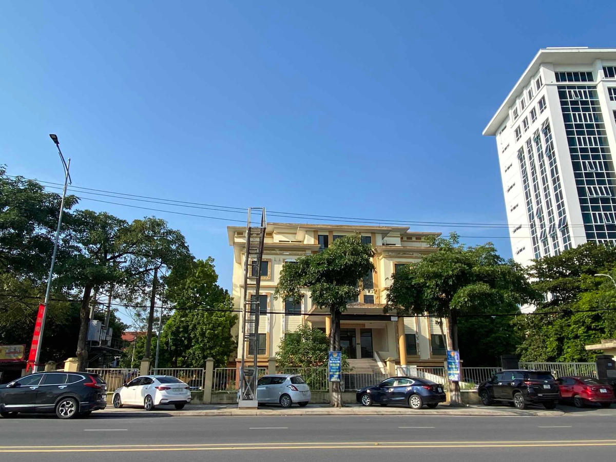 Hay như Chi cục Thuế Việt Trì (cũ) nằm trên mặt đường Nguyễn Tất Thành nhiều năm không sử dung.