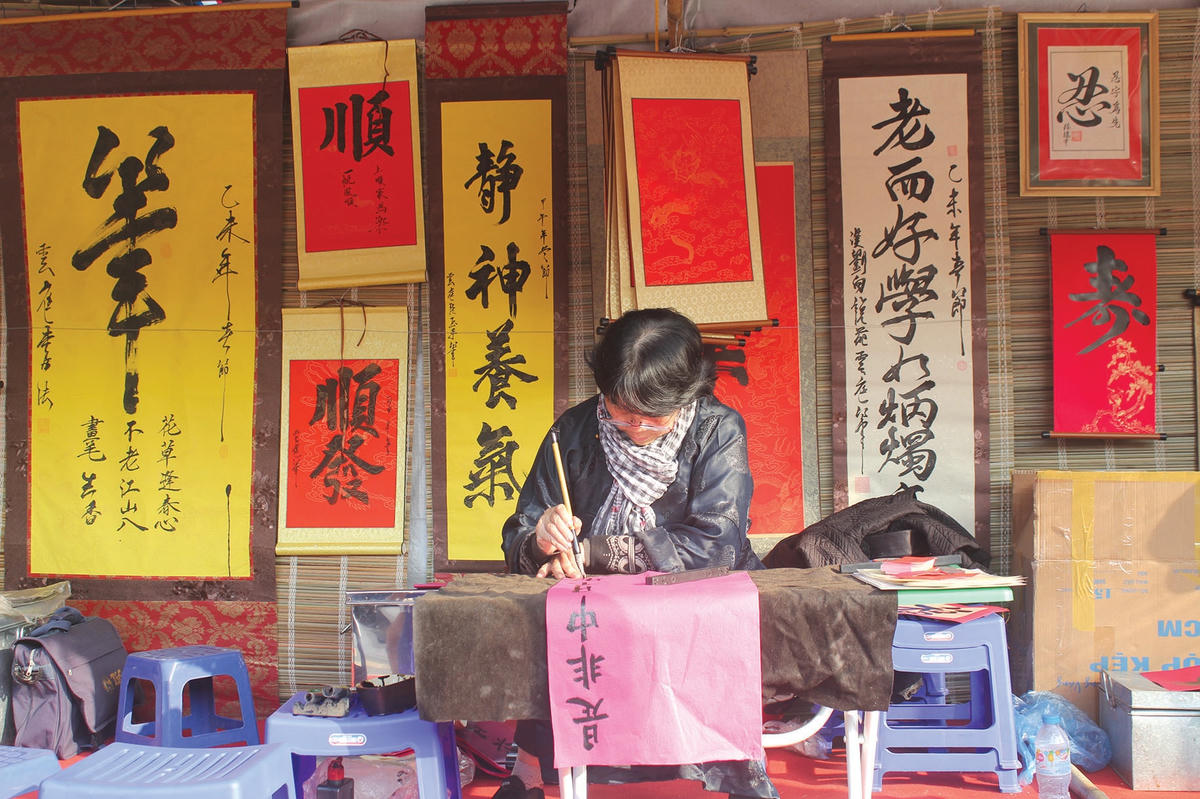 Những “ông đồ trẻ” nối dài thú chơi chữ bên hồ Văn.  