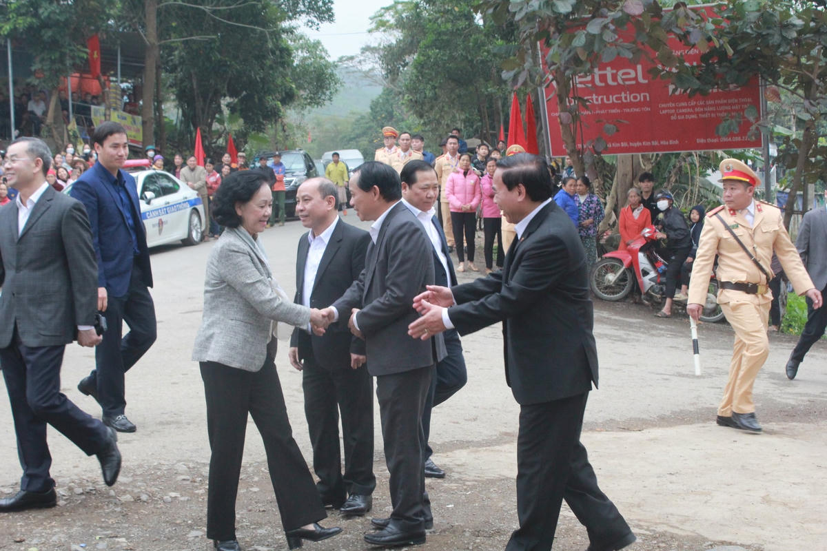 Lãnh đạo tỉnh Hòa Bình đón tiếp bà Trương Thị Mai