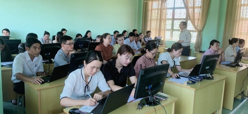 Lớp tập huấn ứng dụng công nghệ thông tin cho cán bộ, công chức. 