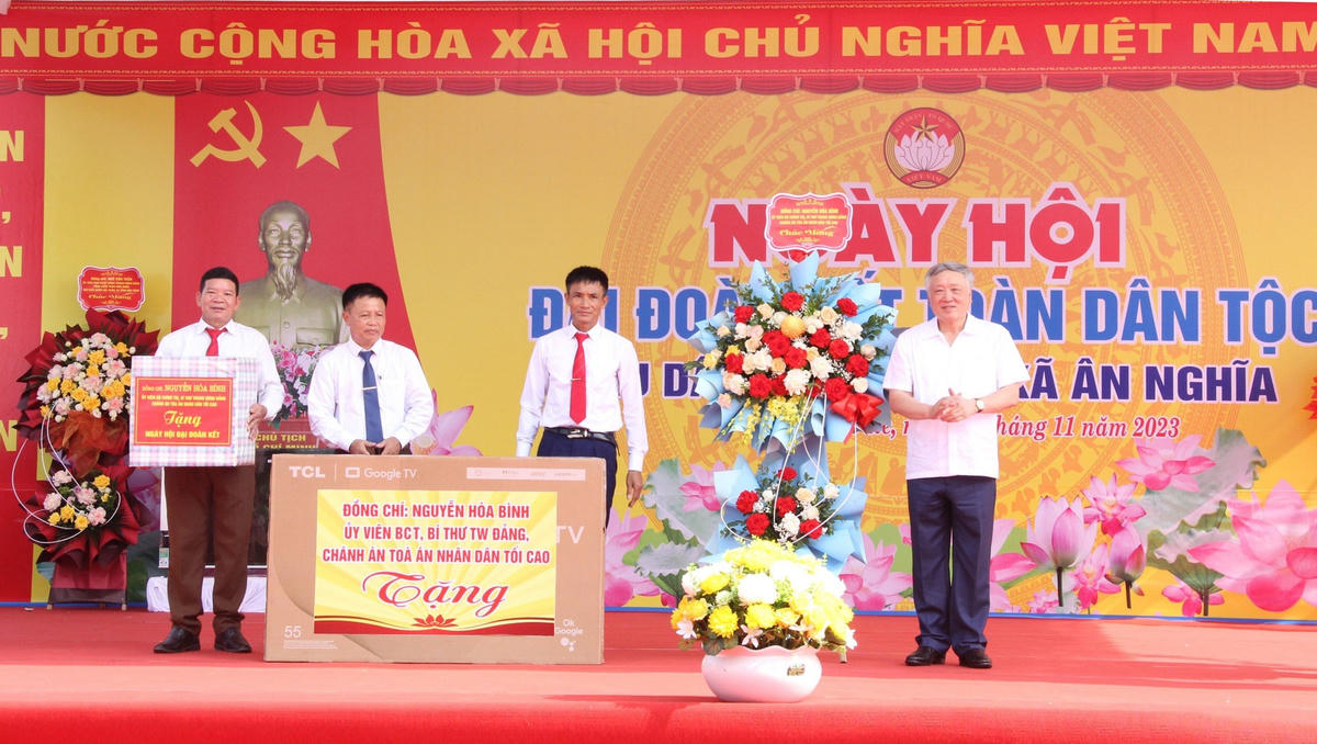 Chánh án Tòa án nhân dân tối cao Nguyễn Hòa Bình tặng hoa, quà chúc mừng nhân Ngày hội.