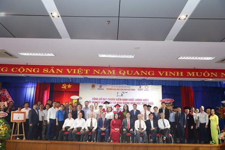 Trường Đại học Dầu khí Việt Nam khai giảng năm học mới 2022 - 2023 và trao bằng thạc sĩ, kỹ sư