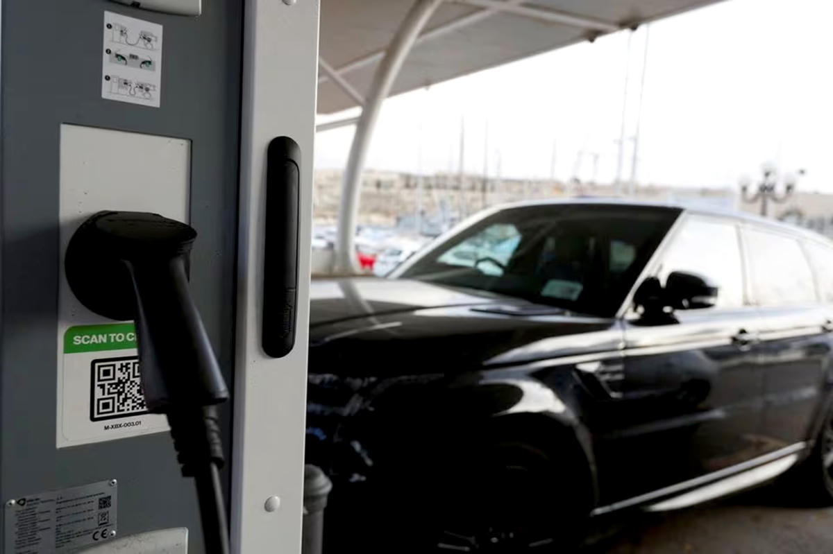 Các nhà sản xuất ô tô điện đang giảm dần sự phụ thuộc vào đất hiếm. Nguồn: Reuters.