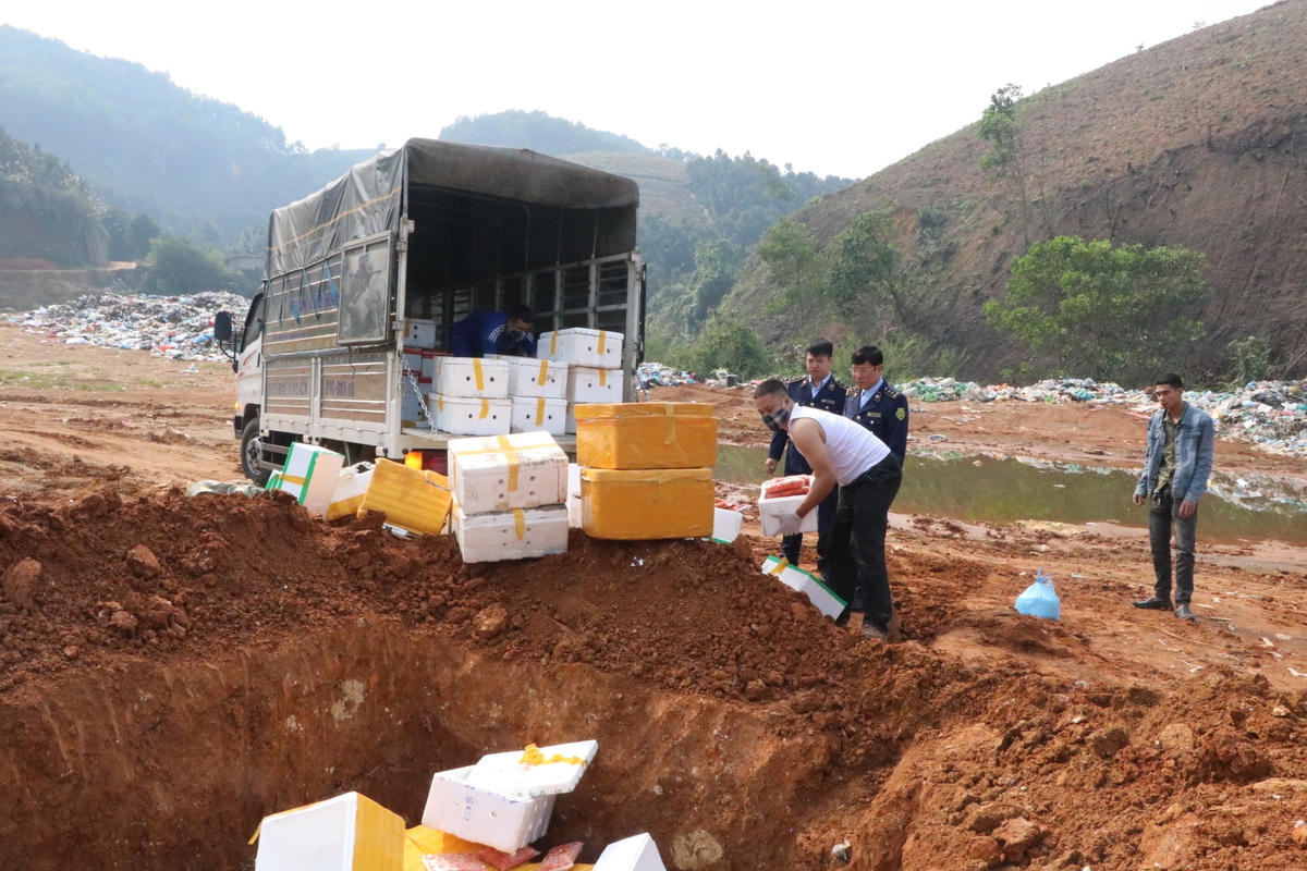 Tiêu hủy sản phẩm không rõ nguồn gốc. Ảnh: Cục QLTT Yên Bái.