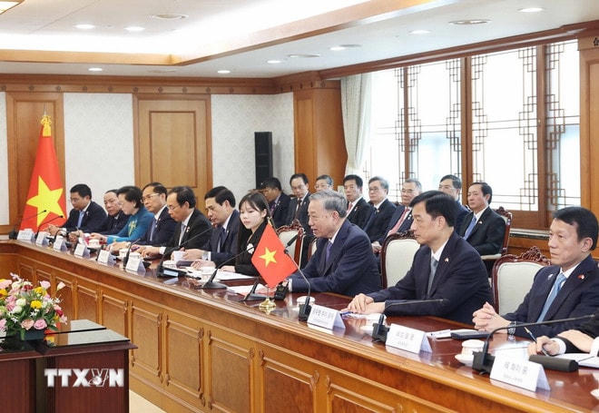 Tổng Bí thư Tô Lâm và đoàn Việt Nam tại cuộc hội kiến Thủ tướng Hàn Quốc Kim Min Seok. (Ảnh: Thống Nhất/TTXVN) ttxvn-tong-bi-thu-to-lam-hoi-kien-thu-tuong-han-quoc-5.jpg