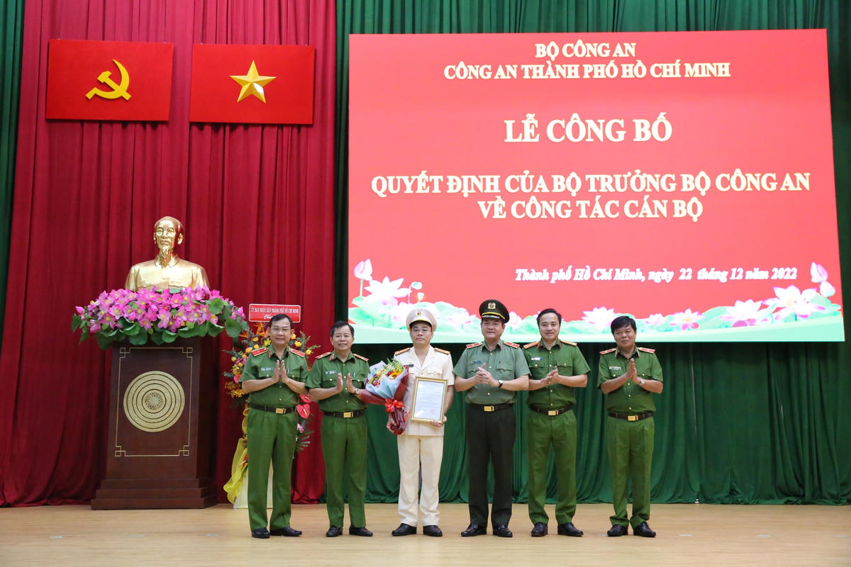 Thiếu tướng Lê Hồng Nam, Giám đốc Công an TP HCM trao quyết định bổ nhiệm tân Phó Giám đốc Công an TP. (Ảnh: T.Lữ).