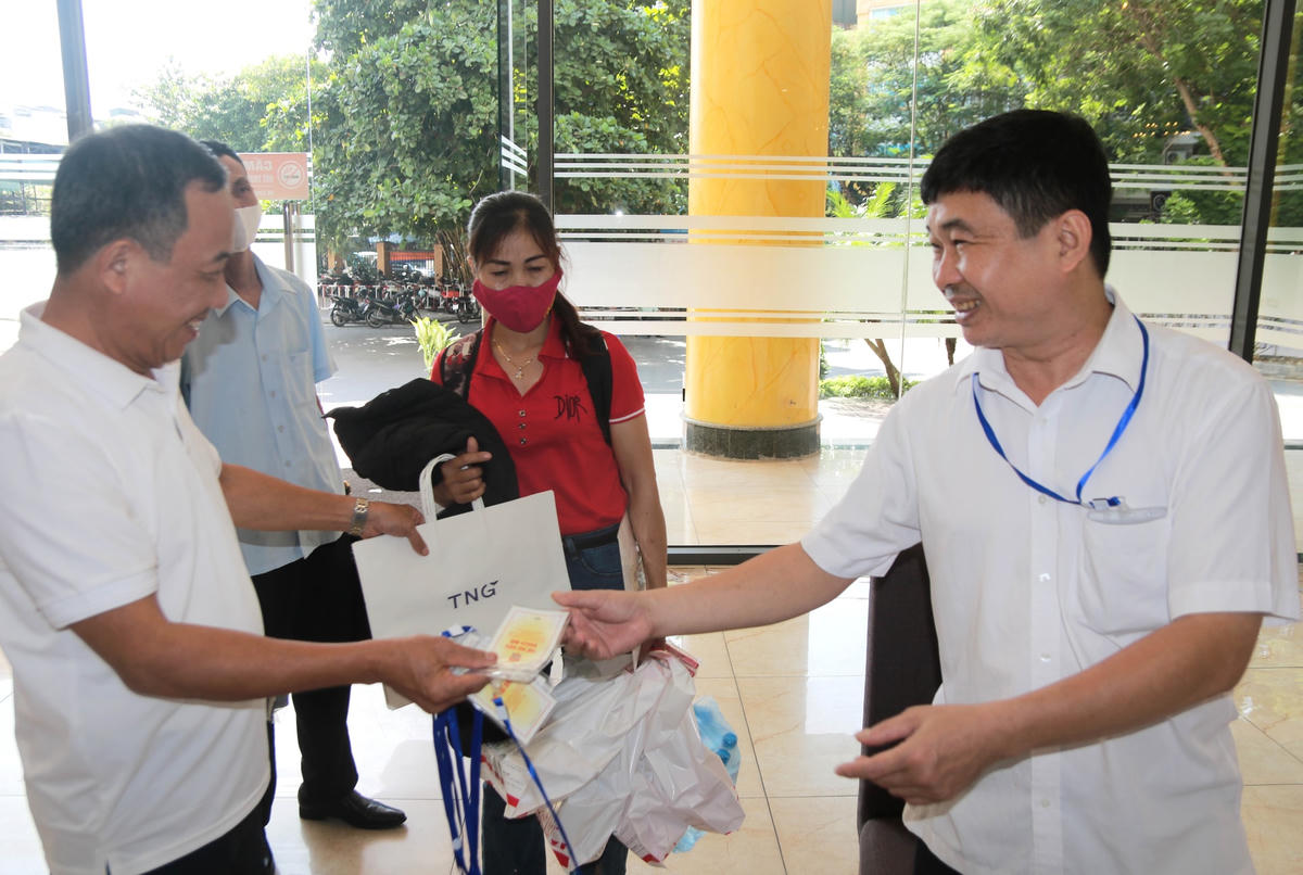 Nhiều đại biểu có mặt từ sớm làm thủ tục tại Nhà khách La Thành.