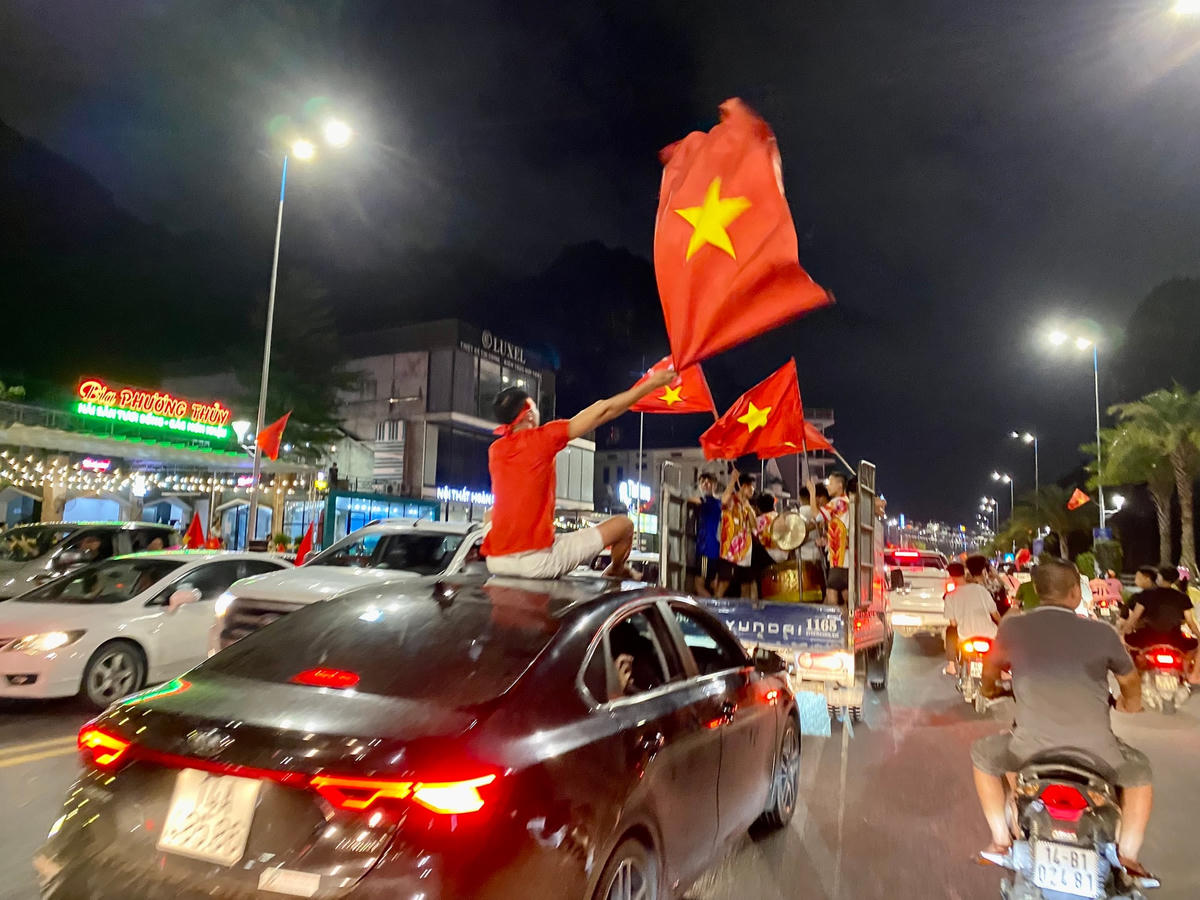 Cờ đỏ sao vàng bay rợp trời trên tuyến đường bao biển Trần Quốc Nghiễn.