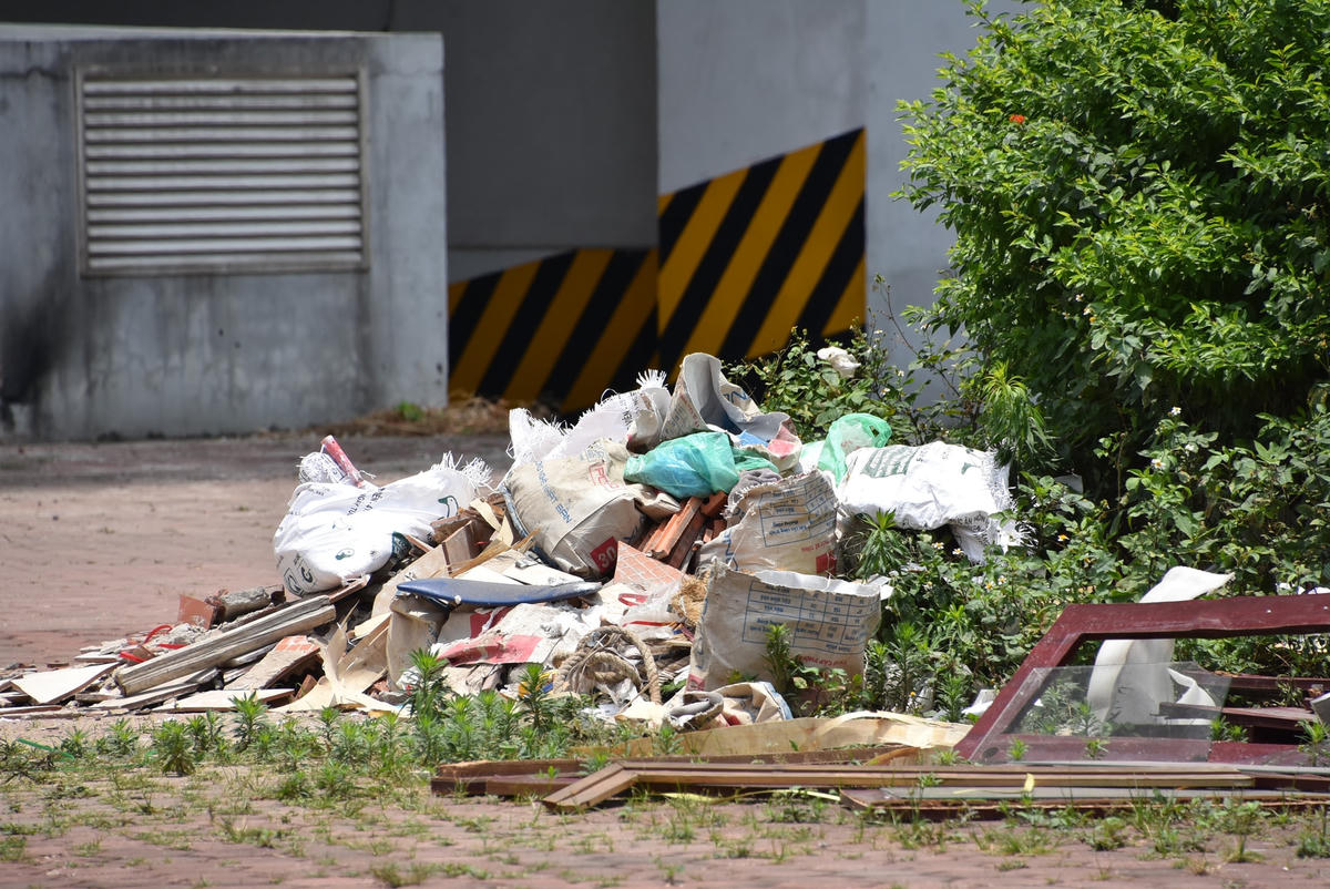 Khu vực chung cư A14 Nam Trung Yên cũng tồn tại những điểm tập kết rác thải tự phát.